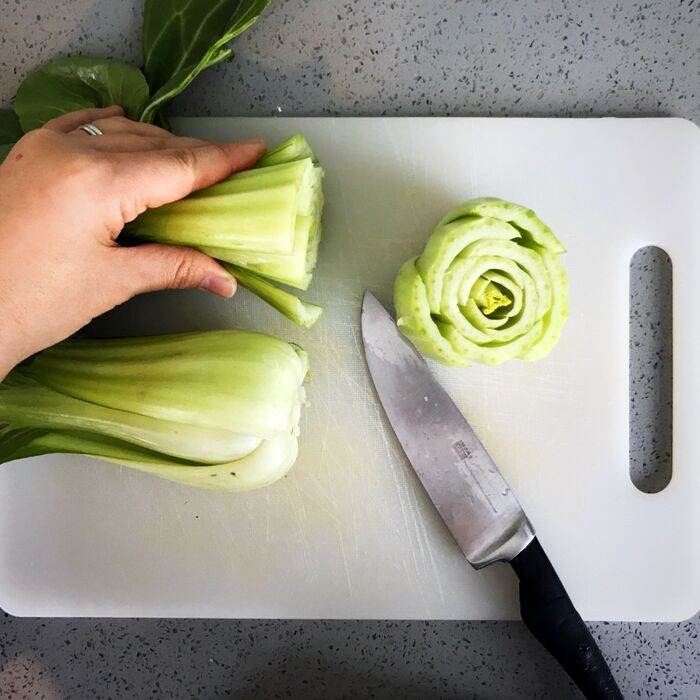 ① 野菜の根元を切る