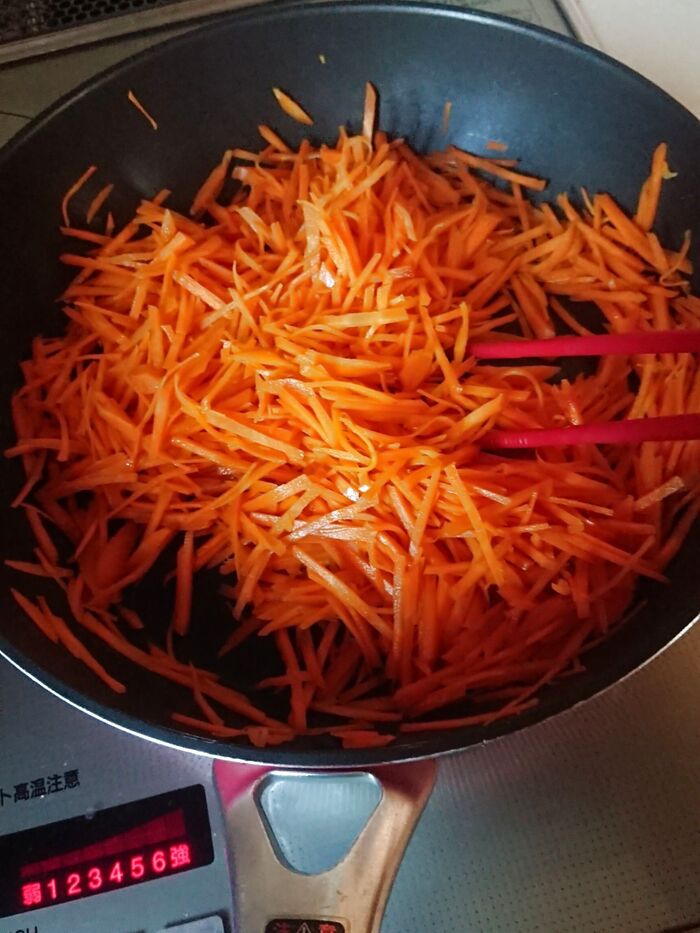 ごま油でニンジンをしんなりするまで炒める