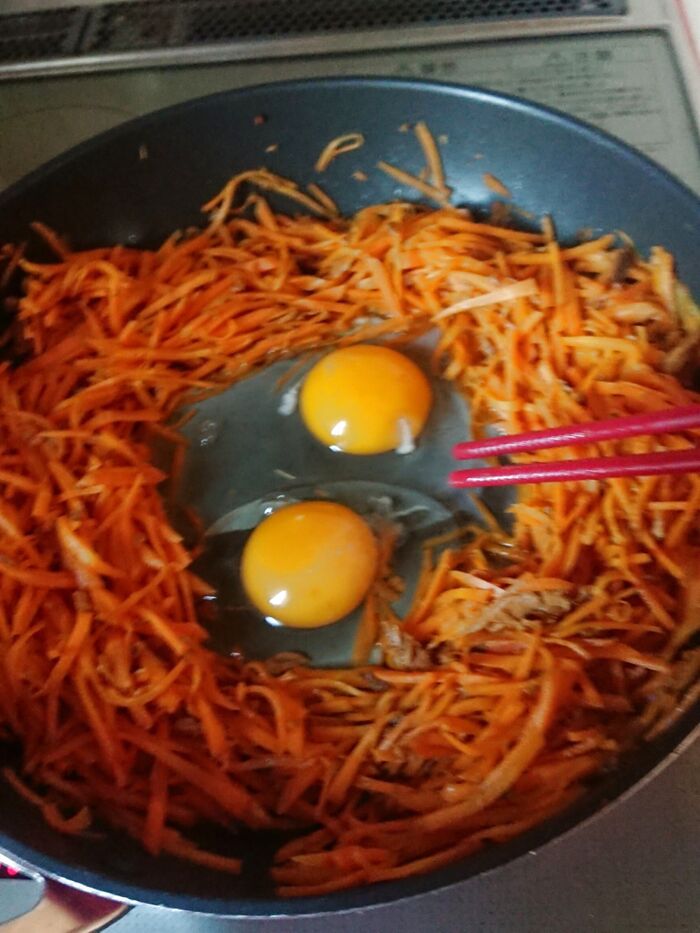 卵をセンターに割ります。