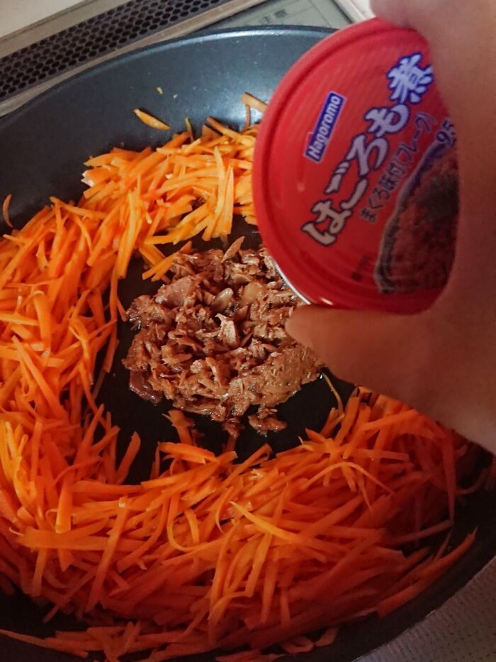 はごろも煮缶をセンターに汁ごと入れる