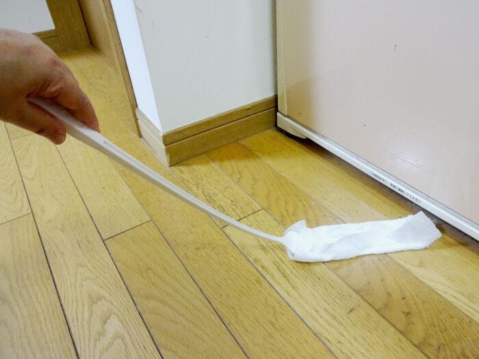 スキマの奥の汚れをキャッチするロングワイパー!