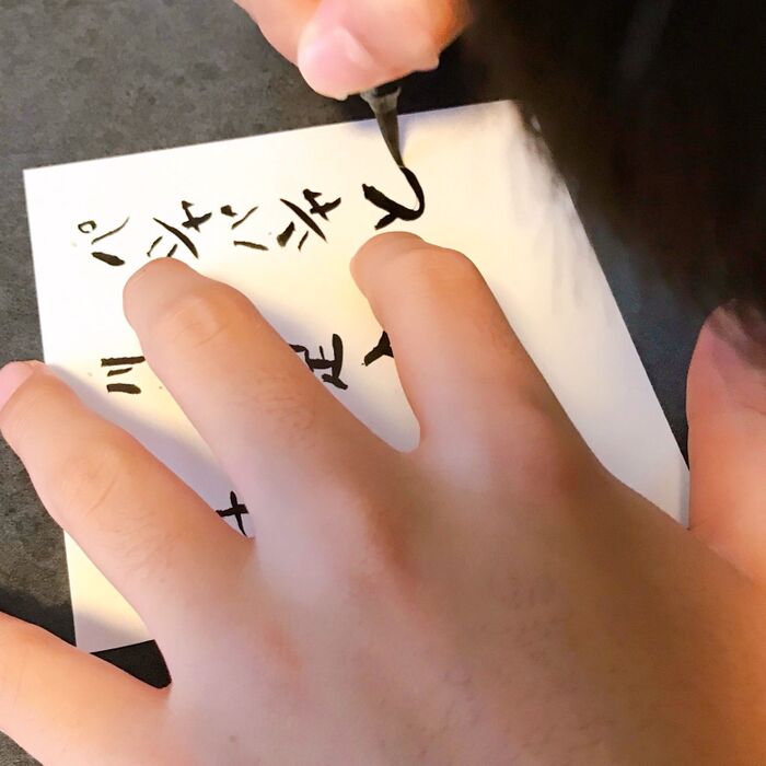 筆ペンで俳句を書きます。