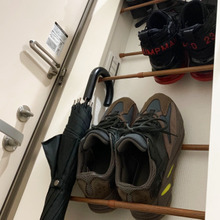 狭い玄関には突っ張り棒で下駄箱作り