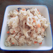 材料3つ。舞茸とにんじんのチャーハン