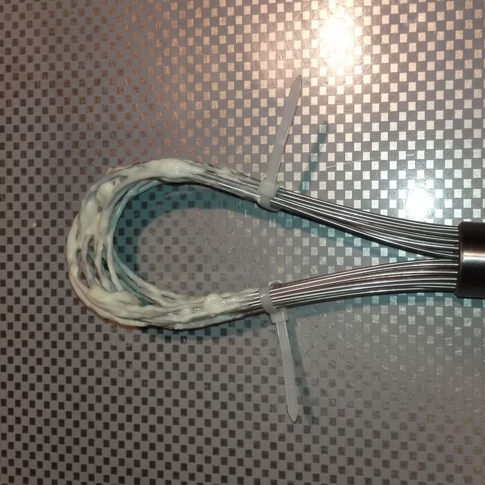 結束バンドで半分に分けて