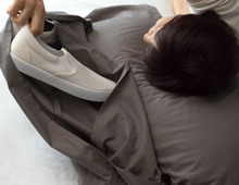 いつ起きるかわからない震災に備えて…避難グッズをしまう最適な場所は“まくら”?