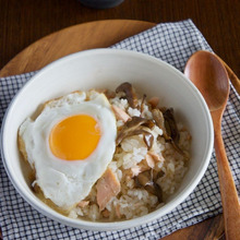 黄身と絡めて 鮭と舞茸のバターしょうゆ混ぜご飯