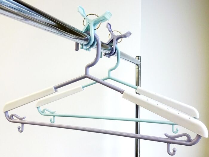 肩がスライドして伸びるハンガー