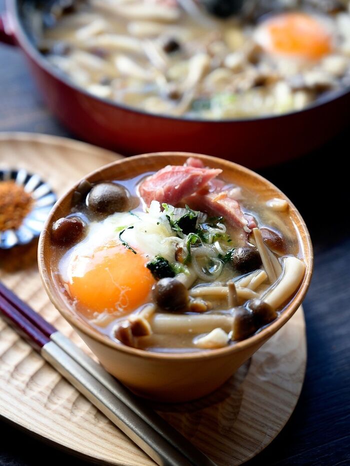 秋のご馳走「きのこのご馳走味噌汁」ベーコンとたまご入り