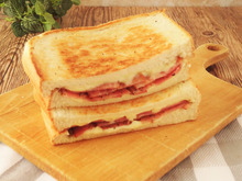 ベーコンとチーズのスパイシーホットサンド