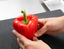 パプリカの種が一発でまるごと取れる!!【誰かに教えたくなるプロ技♪】