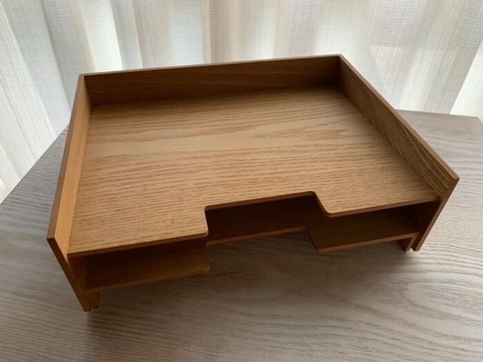 書類整理トレーをのせる