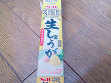 チューブの箱でベランダの溝掃除。