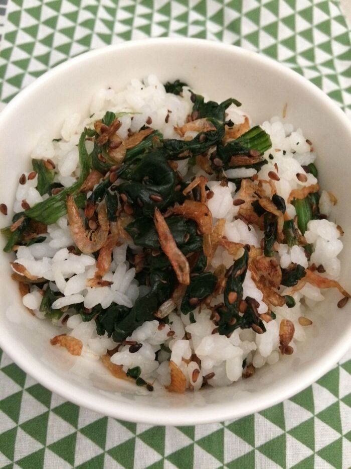寝坊だ!弁当大作戦!彩りを増やす小えびホウレンソウ混ぜご飯