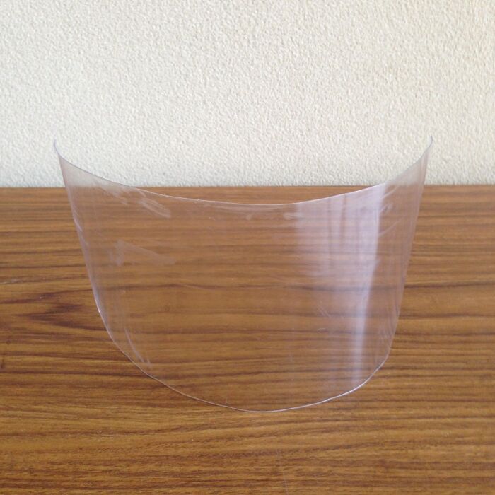 4.開いたペットボトルをできるだけ平らにする。