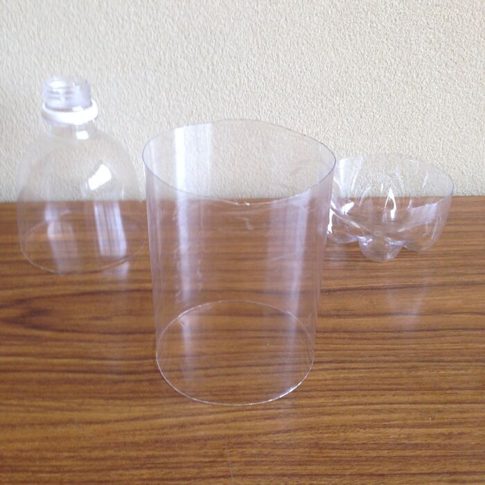 2.ペットボトルを切断する。