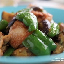 白いご飯のおかず♡鶏とピーマンのショガバタ炒め