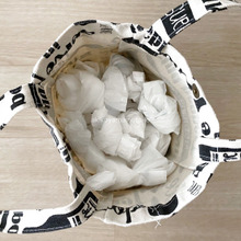 慣れれば1枚20秒&立ったままでもできる。レジ袋は畳まず・結んでコンパクトに。