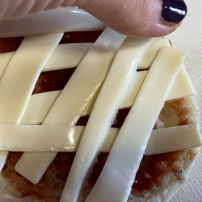 ランダムに千切りチーズを置いていく