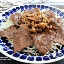 牛モモ肉のガリバタソテーon the キャベツ