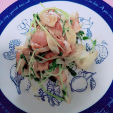 豆苗、ネギ、ベーコンのレモン醤油炒め