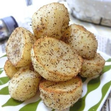 刺激がクセになる♪ ころころポテトのガーリックペッパーバター焼き