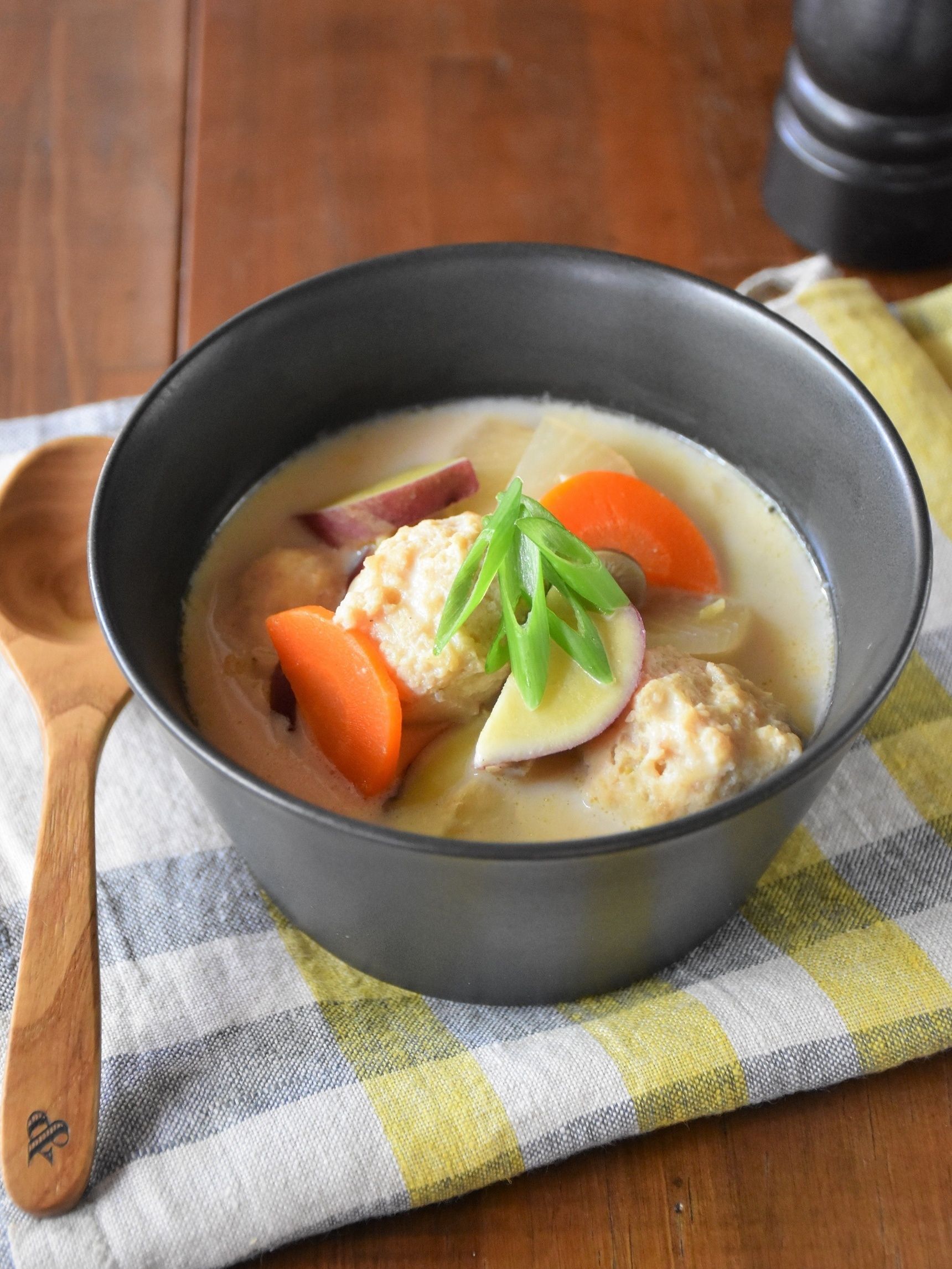 肌寒い日にほっと和む♡鶏団子と根菜の豆乳味噌スープ