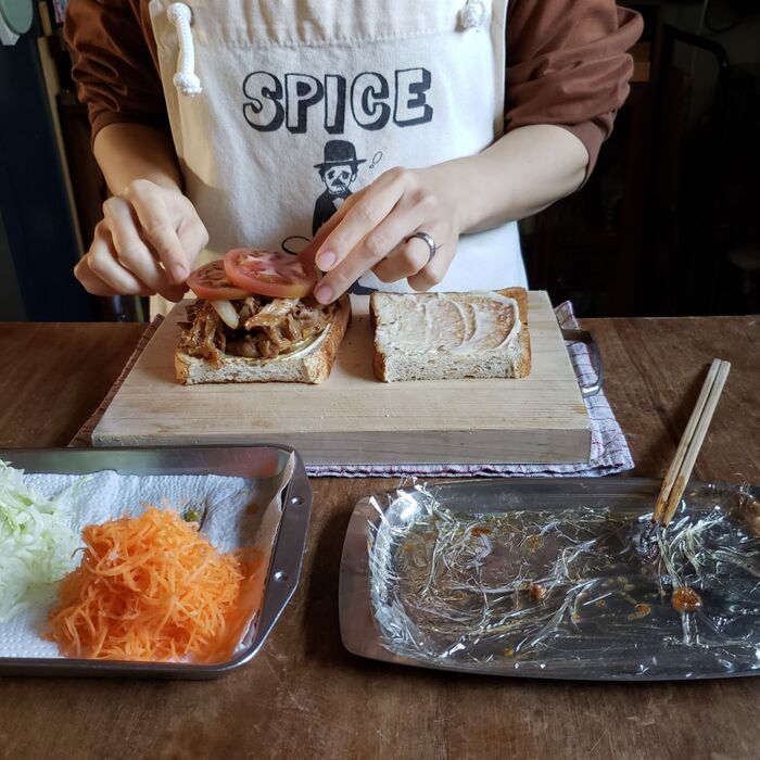 <トマトを乗せる>