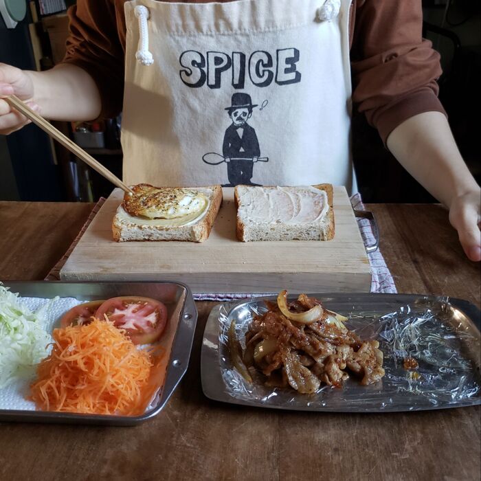 <目玉焼きを乗せる>