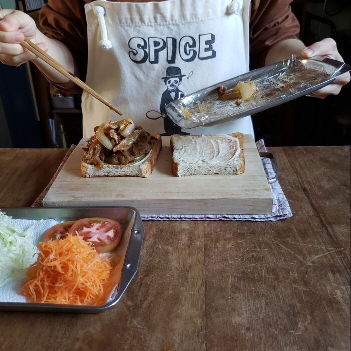 <生姜焼きを乗せる>