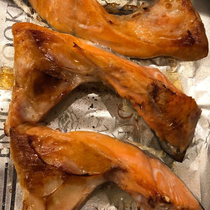 秋鮭を焼く