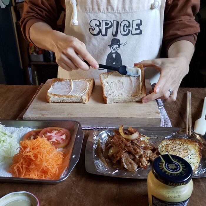 <マヨネーズを塗る>