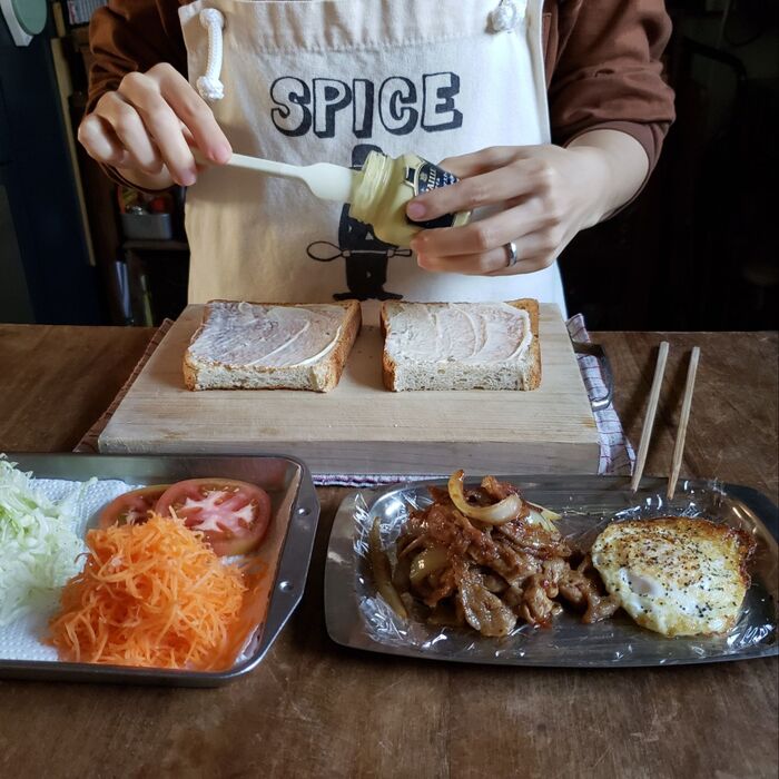 <マスタードを塗る>