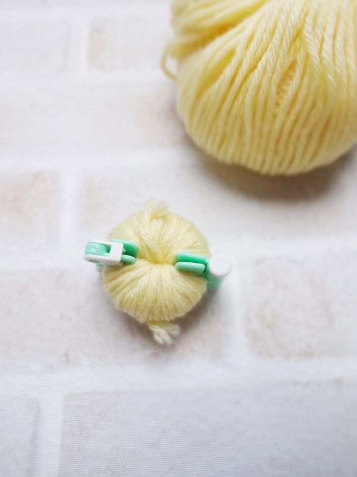 1)卵の殻にあったサイズのポンポンを毛糸で作ります