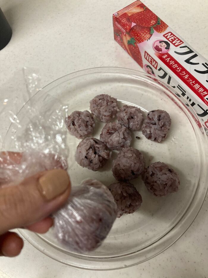 大さじ1程度のご飯を包んでクルクル♪