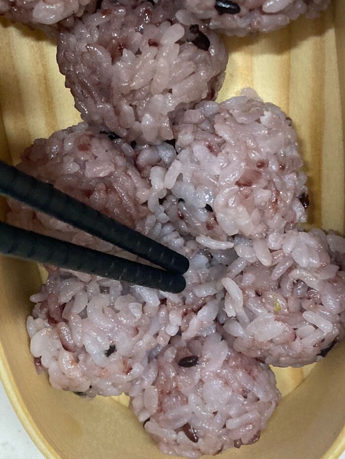 中央の空いている部分に、少量のご飯で埋める