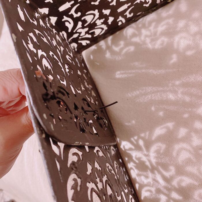 《組み立て①》ブックエンドをアルミワイヤーで固定する。