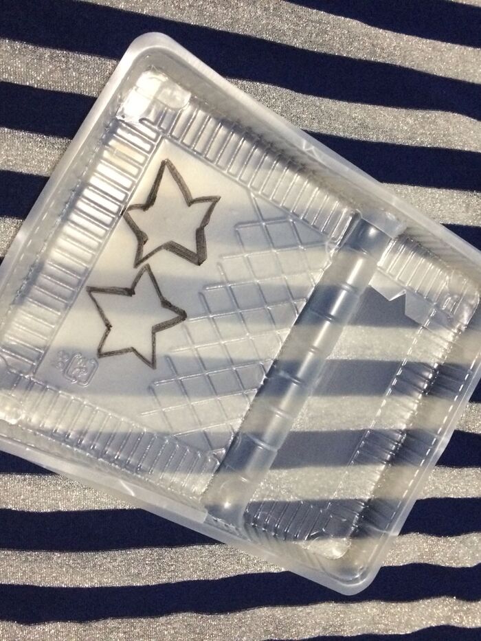 下絵を描き、カット。