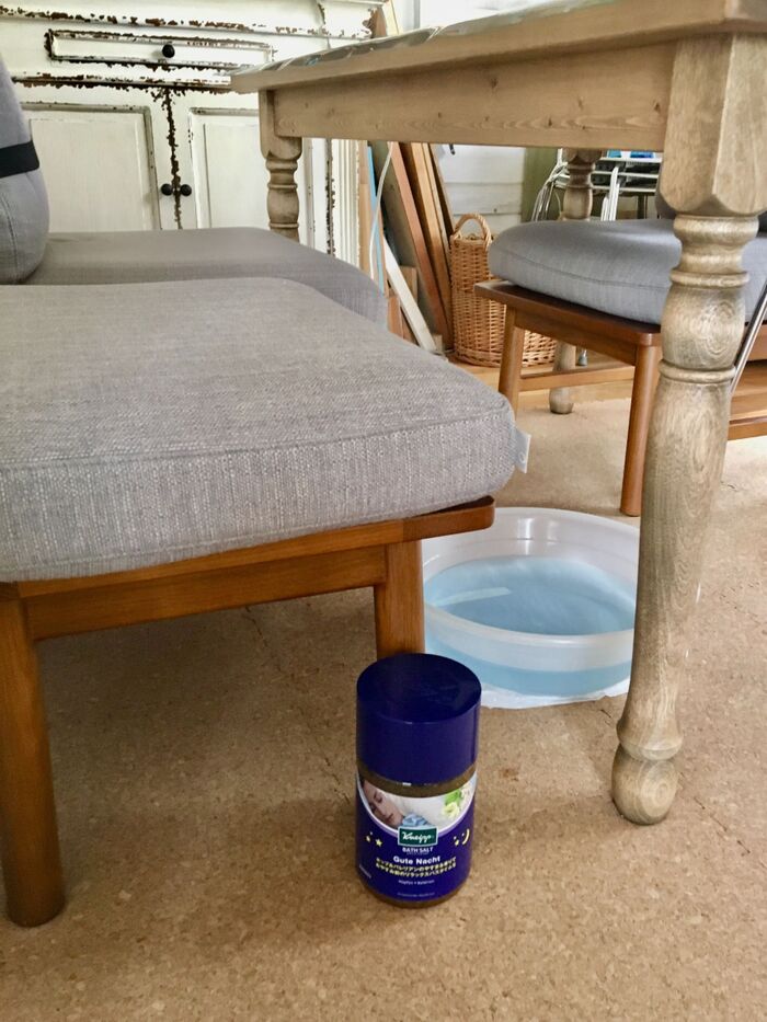 足湯で即効リラックス〜。バスソルトも利用して温活しています。