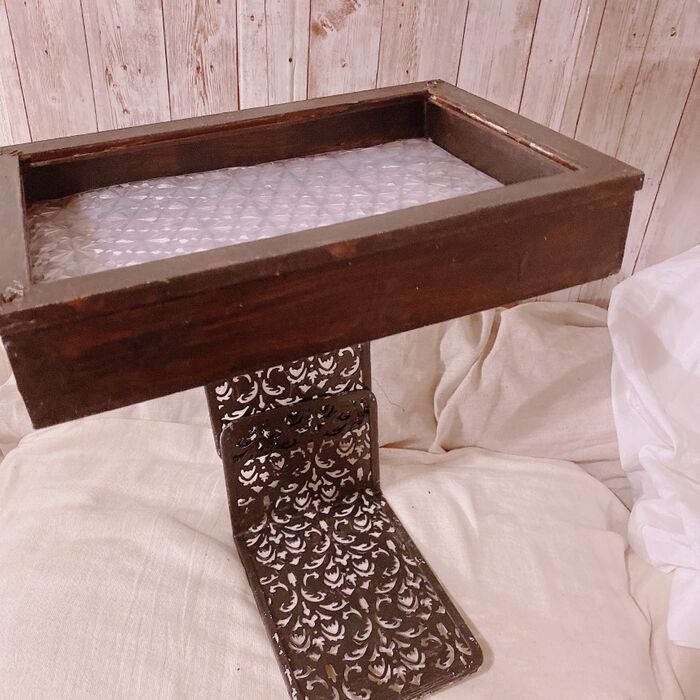 《組み立て③》ペイントして置いたトレーを載せます。