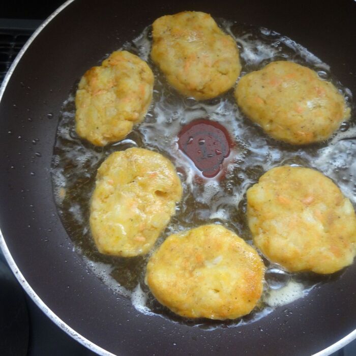 多めに熱したサラダ油で揚げ焼きにする。