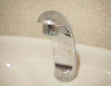 トイレタンクの蛇口の“5年モノ”の汚れをキレイにしたい!!【試してみた】