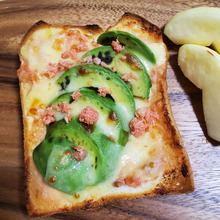 鮭とアボカドのトースト