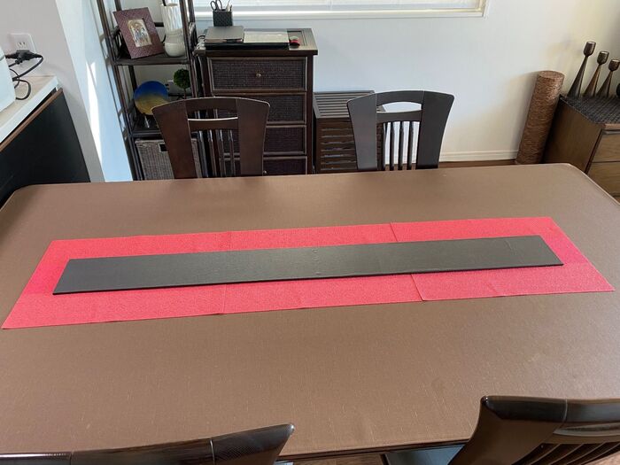 赤いマットの上に