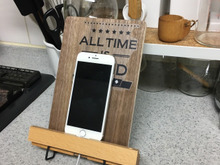 セリア商品たった4つ!充電もできるスマホ(タブレット)スタンドを簡単10分DIY!