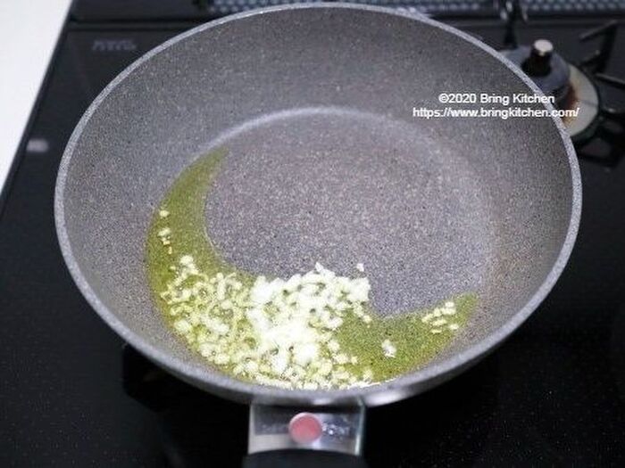 2.具材を炒める