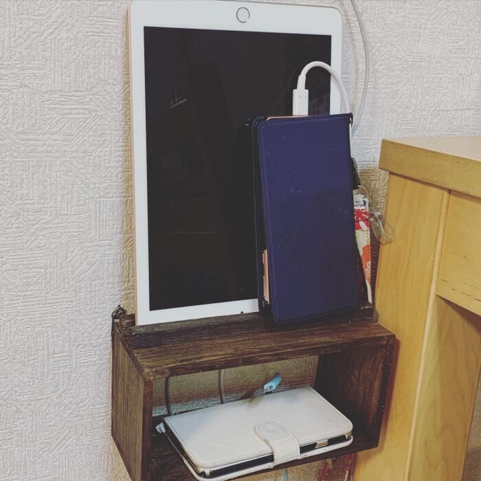 100均ウォールシェルフと角材で解決!スマホ置き場&充電スペース