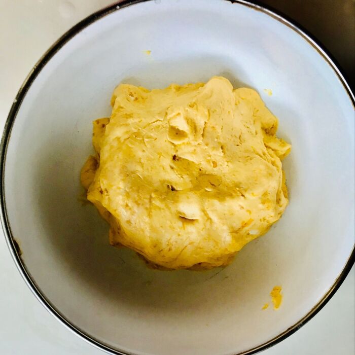 南瓜はよく洗い種を取り除き茹でる。茹で上がったら皮を取り除きマッシュして三温糖を加え混ぜておきます。
