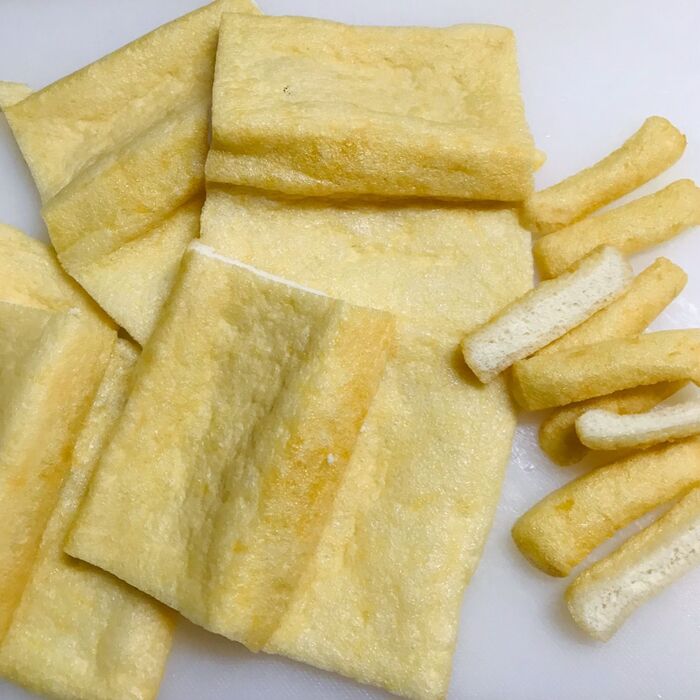 油揚げは両端を切り1枚になるように広げる