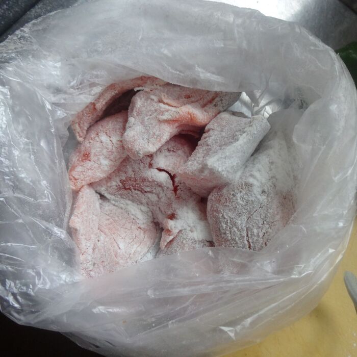 鮭に米粉をまぶす。